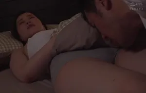 3 ngày chồng yêu đi làm ăn, vợ yêu ở nhà nữa đêm bị bố ông chồng mò vào phòng