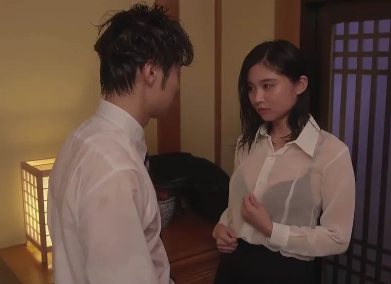 Lời thì thầm của em nhân viên với anh sếp đẹp trai: “chúng ta vào khách sạn trú mưa thôi”